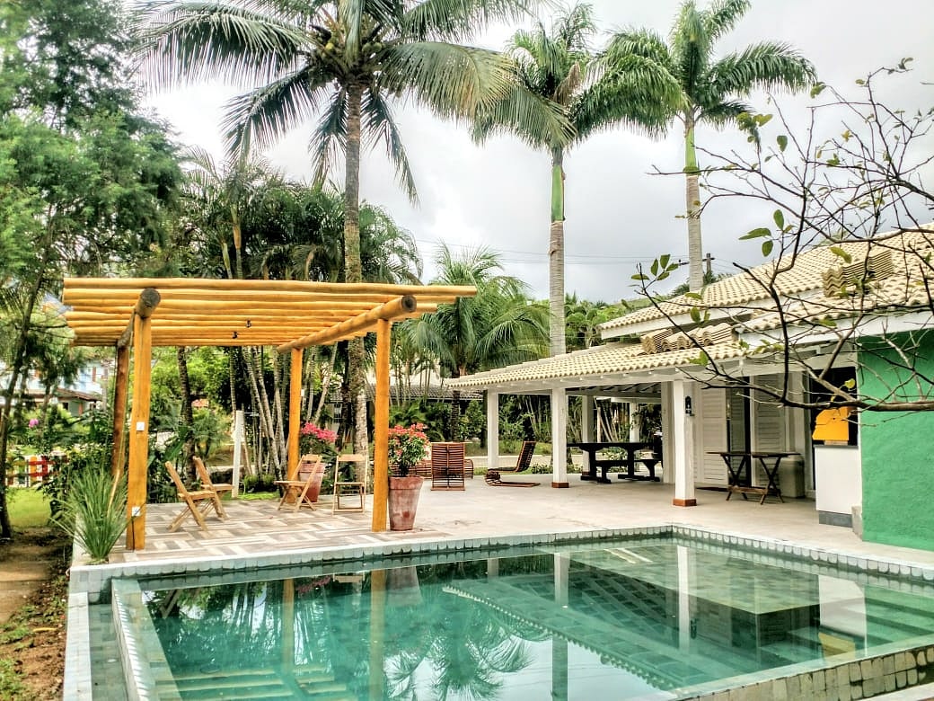 Charmosa, Varanda em L, 4 Dorms (2 Suites), Ar condic., Piscina, Churrasq.,  450m da praia, Habite-se