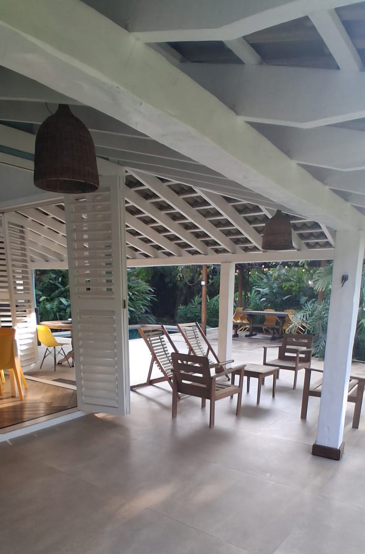 Charmosa, Varanda em L, 4 Dorms (2 Suites), Ar condic., Piscina, Churrasq.,  450m da praia, Habite-se