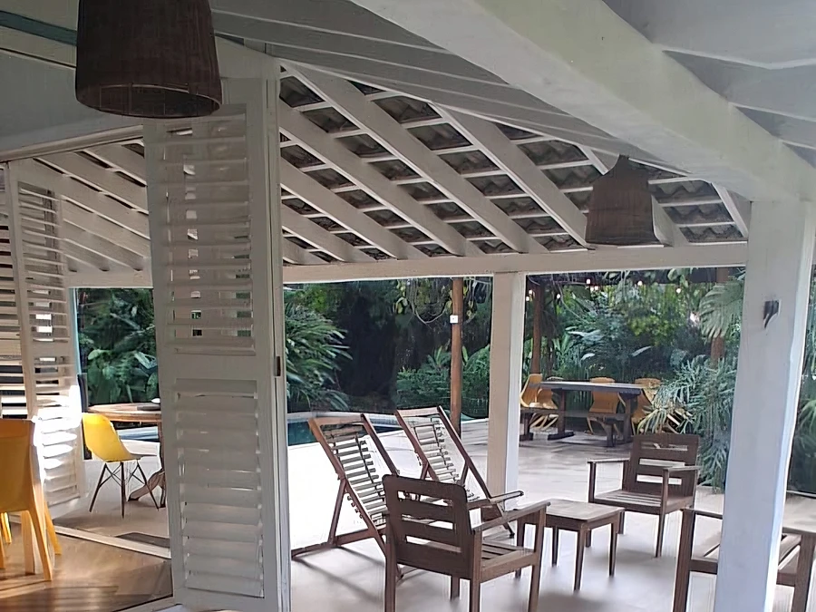 Charmosa, Varanda em L, 4 Dorms (2 Suites), Ar condic., Piscina, Churrasq.,  450m da praia, Habite-se