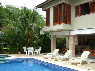 Mobiliada, equipada c/Ar Cond., Piscina, Varanda Gourmet c/Churrasq e Forno a Lenha; 5 Dorms (4 Sts), Lavabo, a 700m da praia