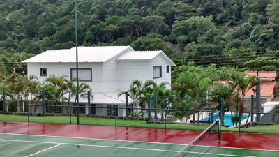 Sobrado a 1000m da praia, 3 suites, piscina