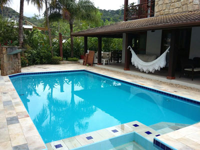 Sobrado charmoso Piscina, Varanda gourmet c/churrasq. WiFi - 10 pessoas