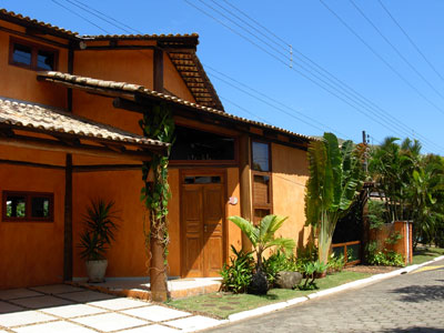 Sobrado charmoso c/5 Suites,  Piscina, Churrasq. e Forno a lenha,   700m da Praia.