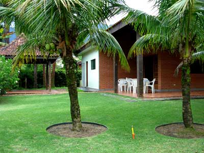 Térra 450m da praia , Churrasq., amplo jardim, 3 dorms (1 STE) Ar Cond.. + 2 WC, 8 pess