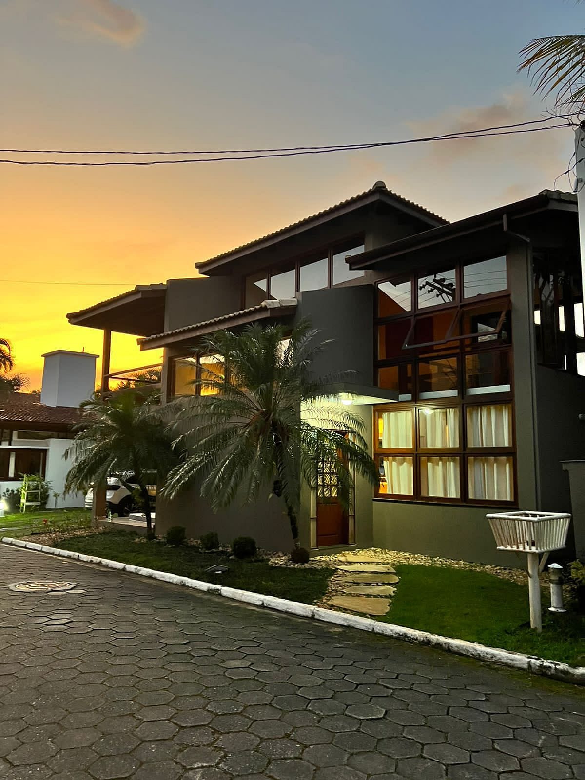 Linda c/piscina, Churrasqueira. Forno a lenha, 3 suites c/Ar Cond.