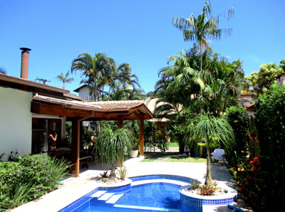 Térrea, charmosa, a 500m da praia, c/Piscina e churrasq., 3 Dorms (Suite) Ar Condic., até 10pess