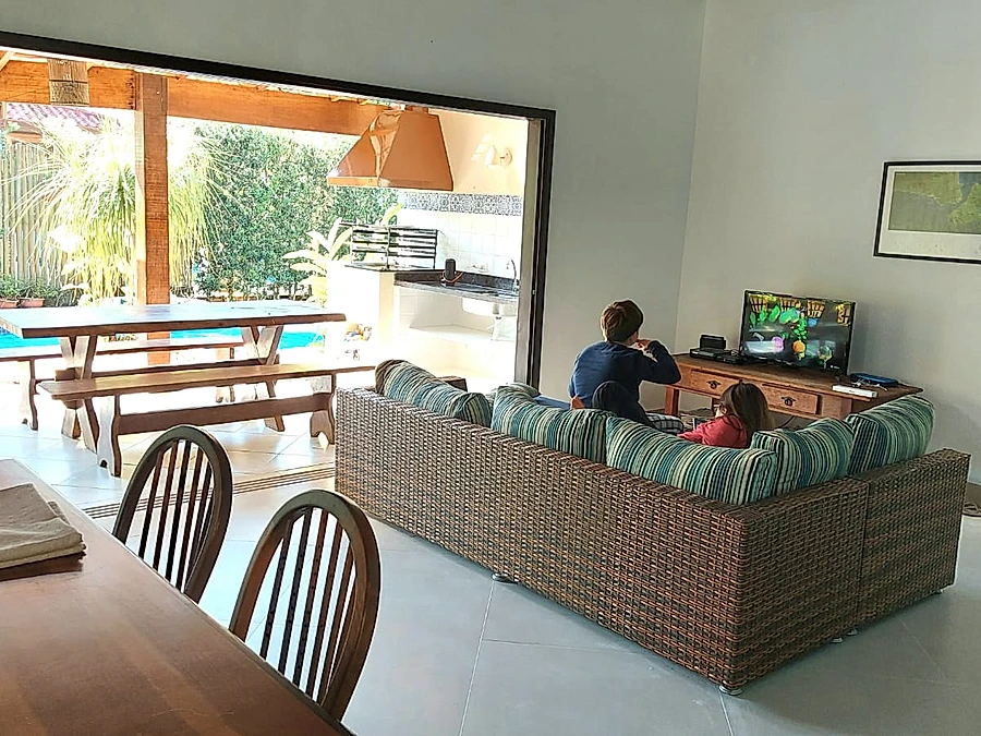 Térrea, charmosa, a 500m da praia, c/Piscina e churrasq., 3 Dorms (Suite) Ar Condic., até 10pess - foto 4