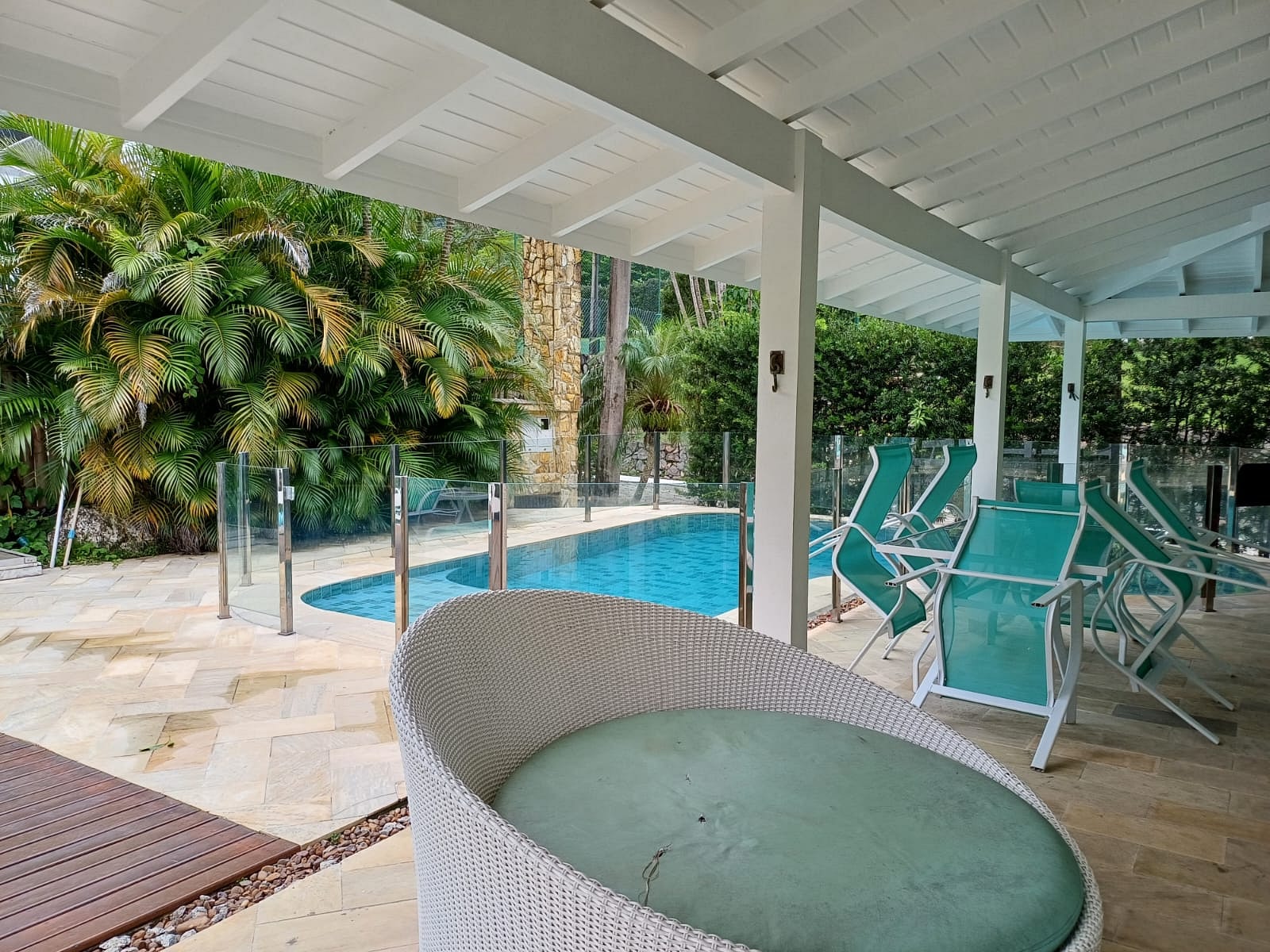 Amplo sobrado c/ Piscina, 4 Suites, Lavabo, até 15 pess., a 1.100m da praia