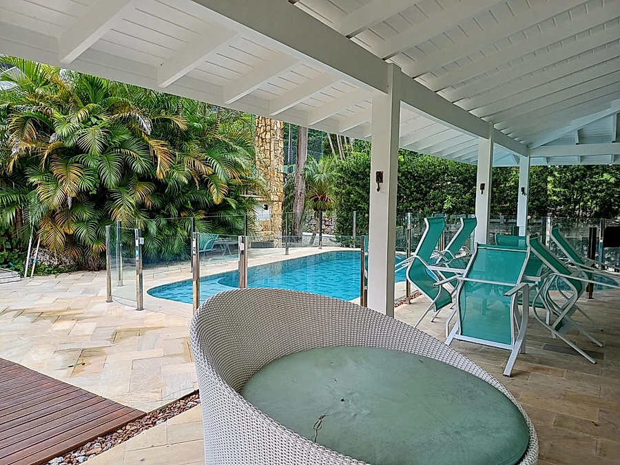 Amplo sobrado c/ Piscina, 4 Suites, Lavabo, até 15 pess., a 1.100m da praia