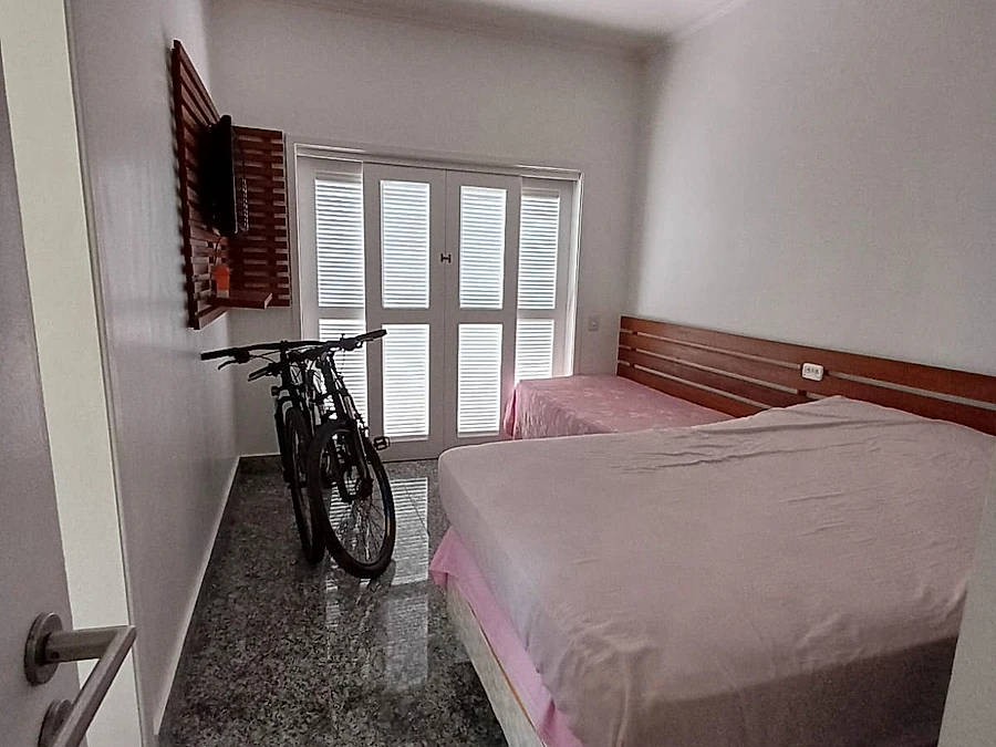 Amplo sobrado c/ Piscina, 4 Suites, Lavabo, até 15 pess., a 1.100m da praia - foto 2