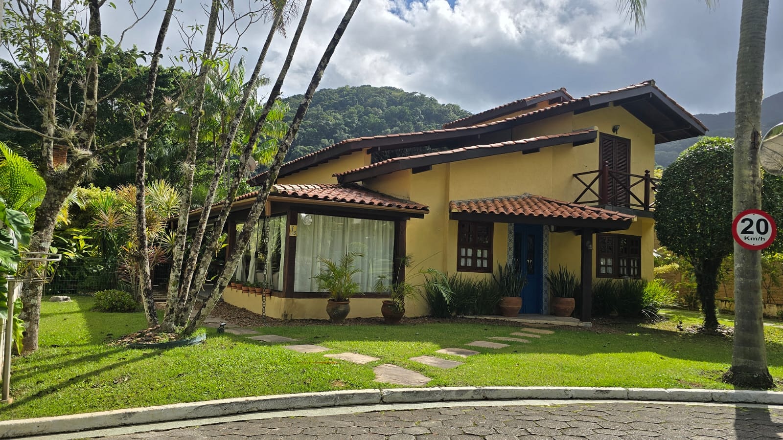 Charmosa 3 suites c/ar cond., Edícula c/churrasq., 100m da piscina e 900m da praia. Até 7 pessoas