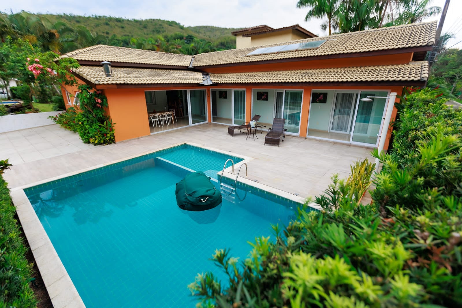 Térrea c/piscina, p/ até 8 pessoas, 4 suites, churrasqueira, 600m da praia