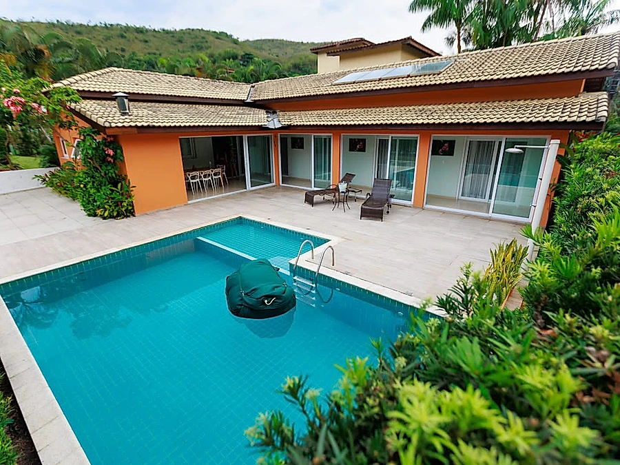 Térrea c/piscina, p/ até 8 pessoas, 4 suites, churrasqueira, 600m da praia