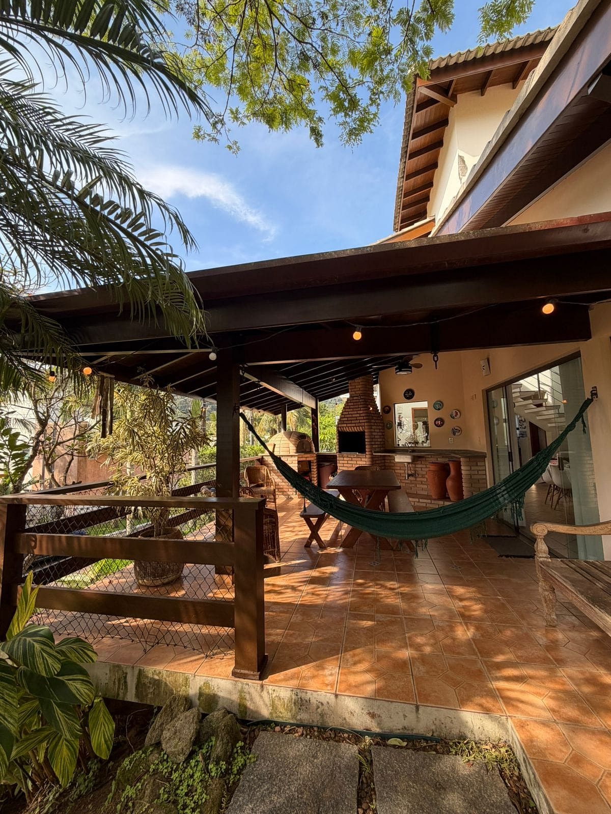 Sobrado 4 suites p/10p, Varanda churrasqueira e forno a lenha, a 700m da praia