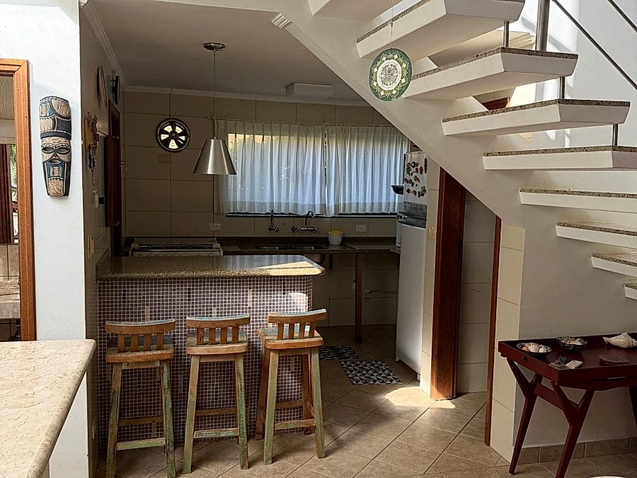 Sobrado 4 suites p/10p, Varanda churrasqueira e forno a lenha, a 700m da praia - foto 5